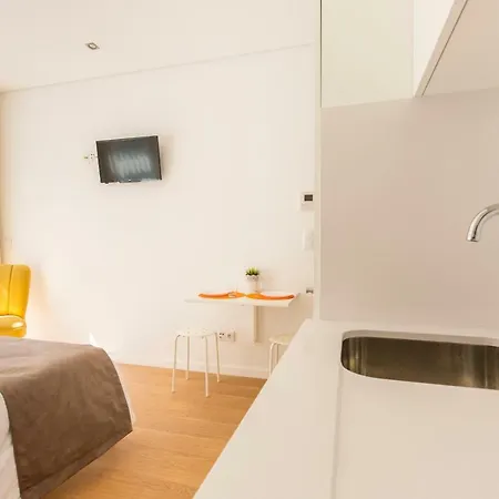 Downtown Mouzinho Apts דירה *